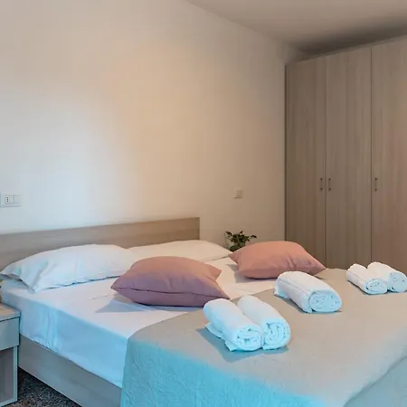 Centro Elegante Con Doppia Terrazza لينانو سابيادورو